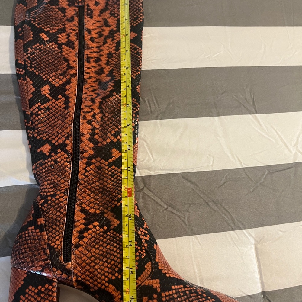 Stuart Weitzman Heels Elegant Leather Design - Picture 9 of 10